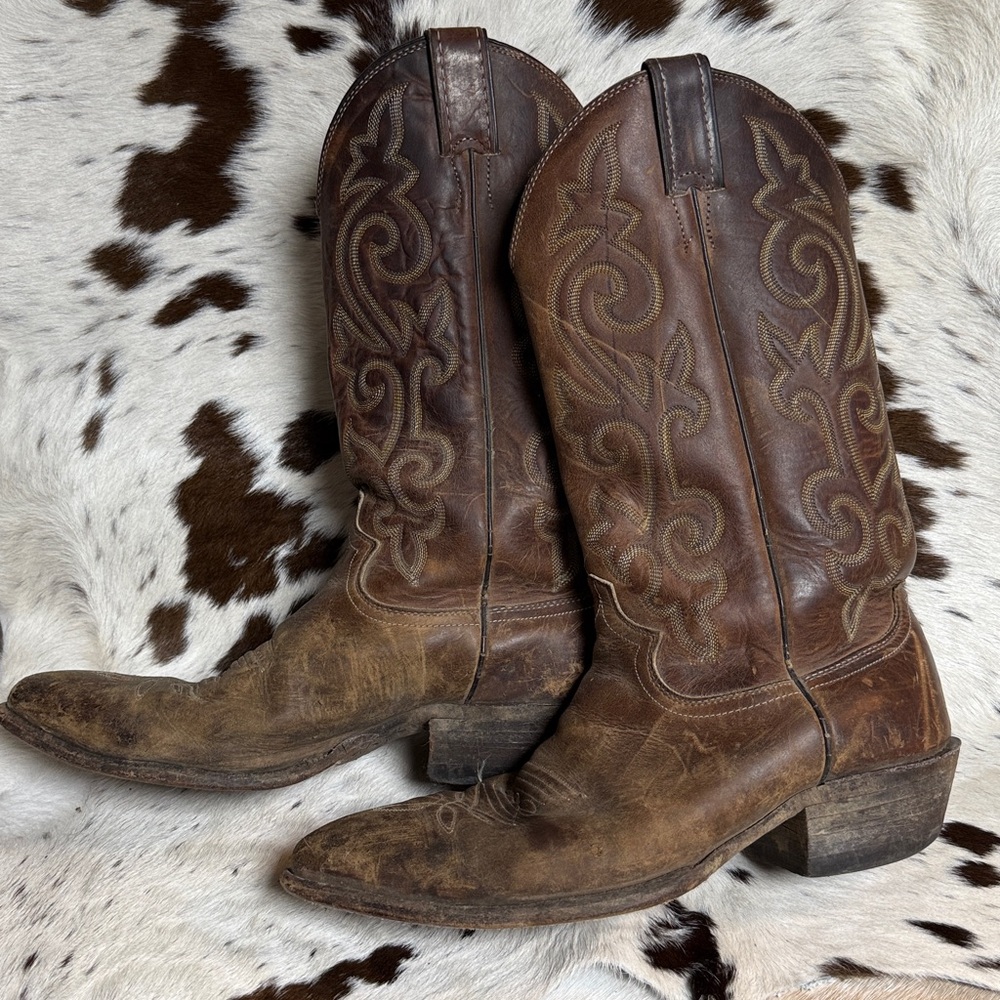 Justin Boots Worn In and Comfy Leather boots Size 9 T1